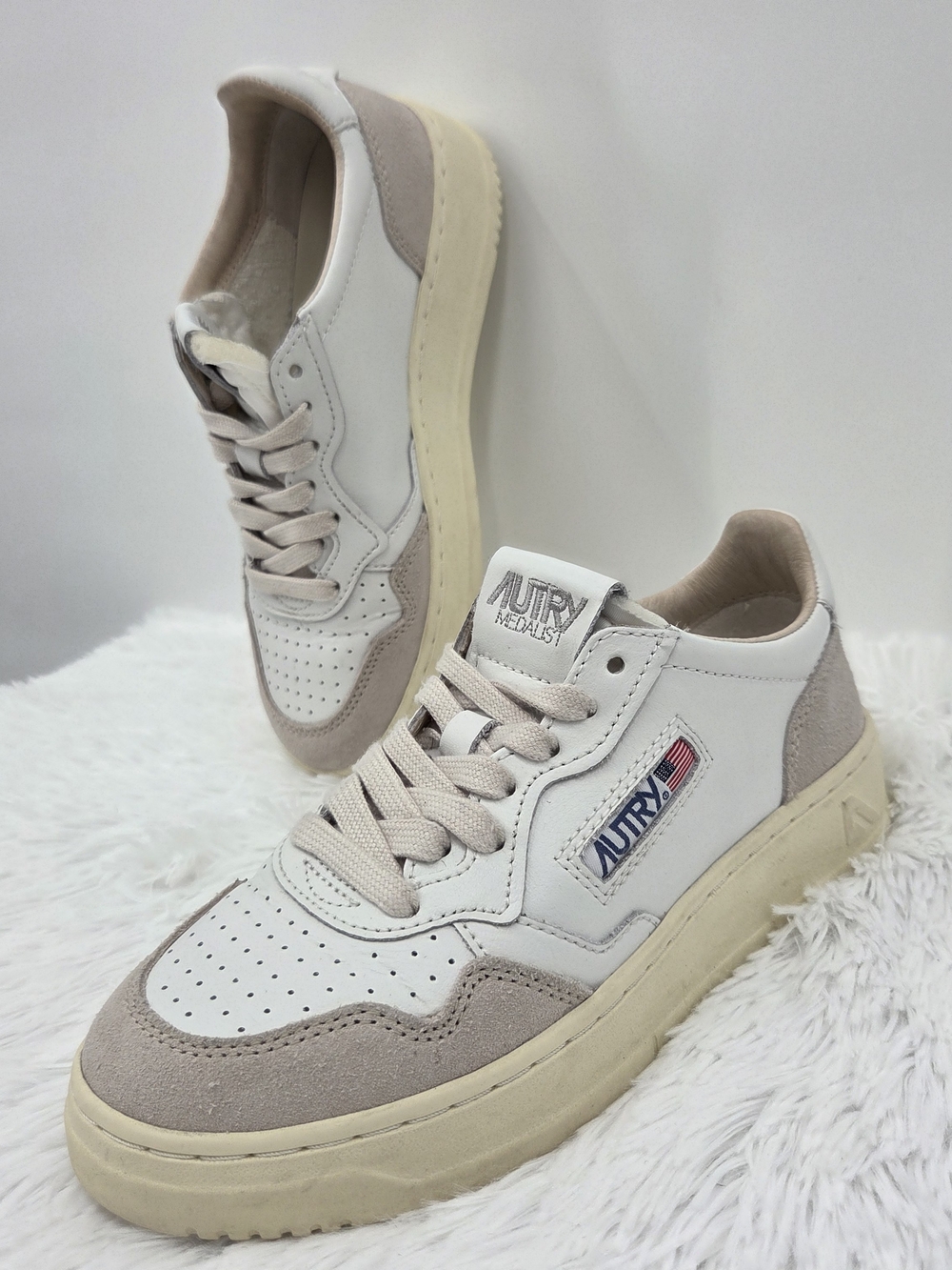 Autry Medalist Low EU 36 White Beige Leather Suede Retro Lace Up Sneakers